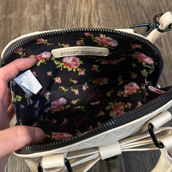 Betsy Johnson Embossed Skull Purse Ivory Mini Crossbody Bag Handbag Bow - Picture 9 of 9